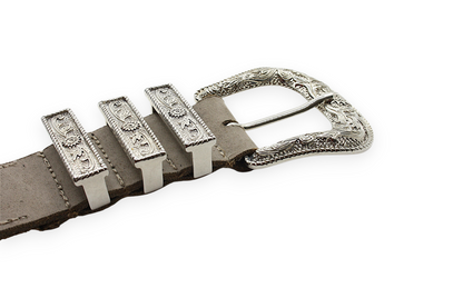 Afdelingriemen.nl grijze suède western riem met zilverkleurige, rijk bewerkte gesp en gedetailleerde metalen lussen.
