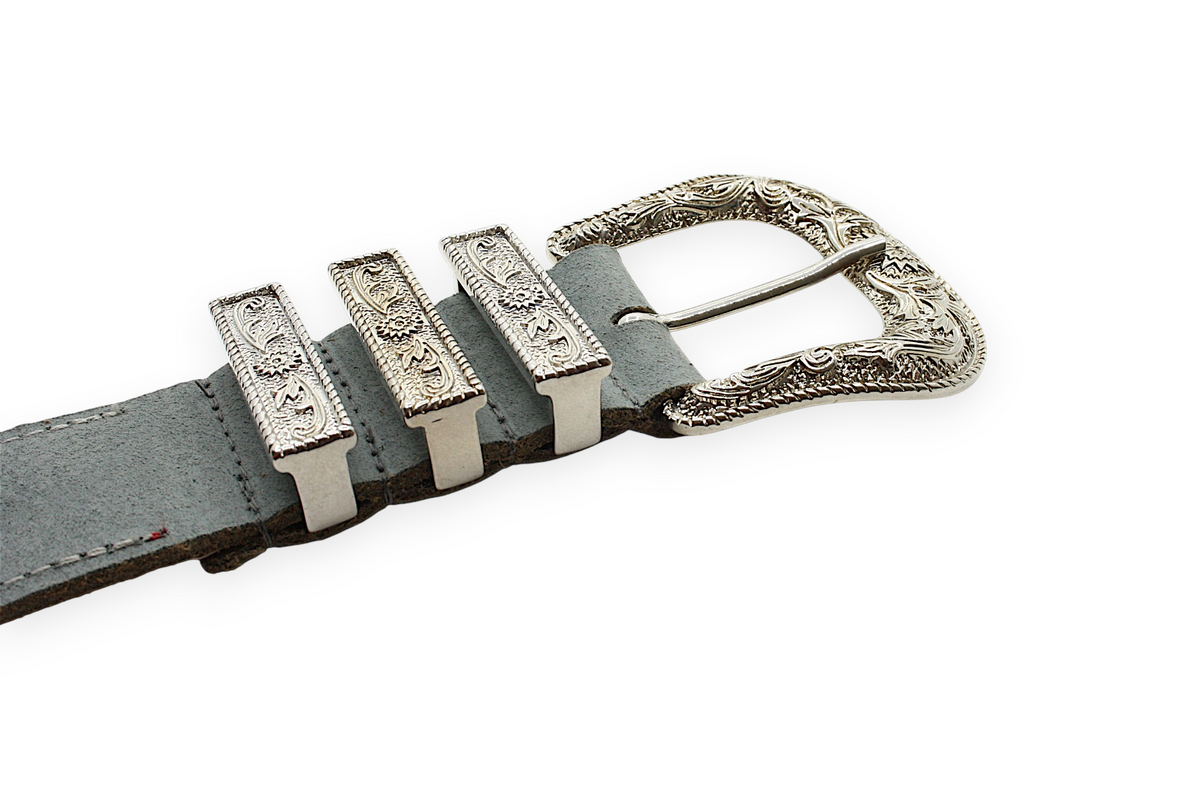 Afdelingriemen.nl grijze suède damesriem met gedetailleerde zilverkleurige western gesp en metalen details