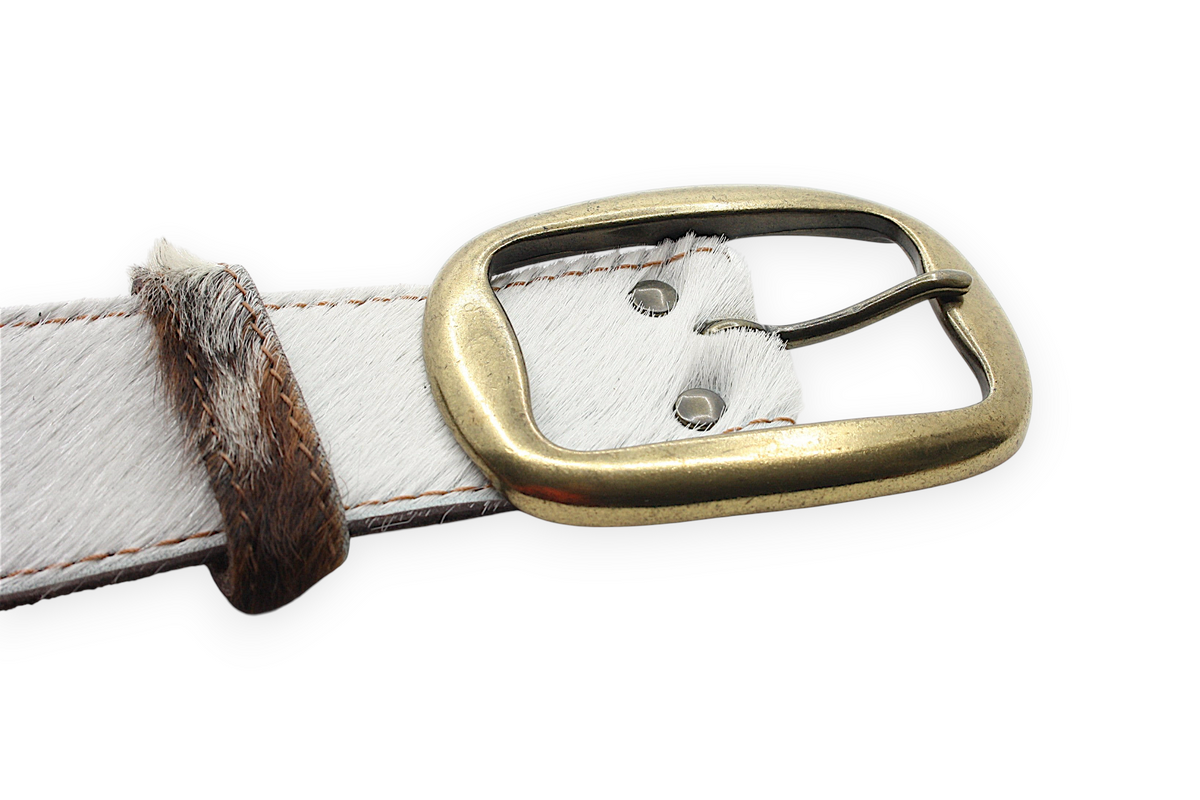 Afdelingriemen.nl damesriem van wit en bruin koeienhuid met een luxe goudkleurige gesp en natuurlijke vachttextuur