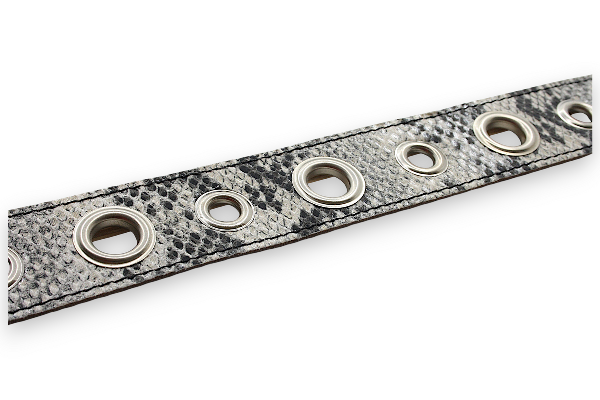 Afdelingriemen.nl leren damesriem met zwart-witte slangenprint en zilverkleurige metalen oogjes