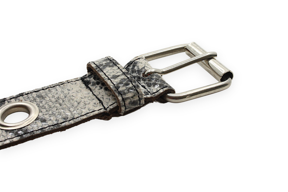 Afdelingriemen.nl leren damesriem met zwart-witte slangenprint, zilveren gesp en metalen oogjes op een witte achtergrond