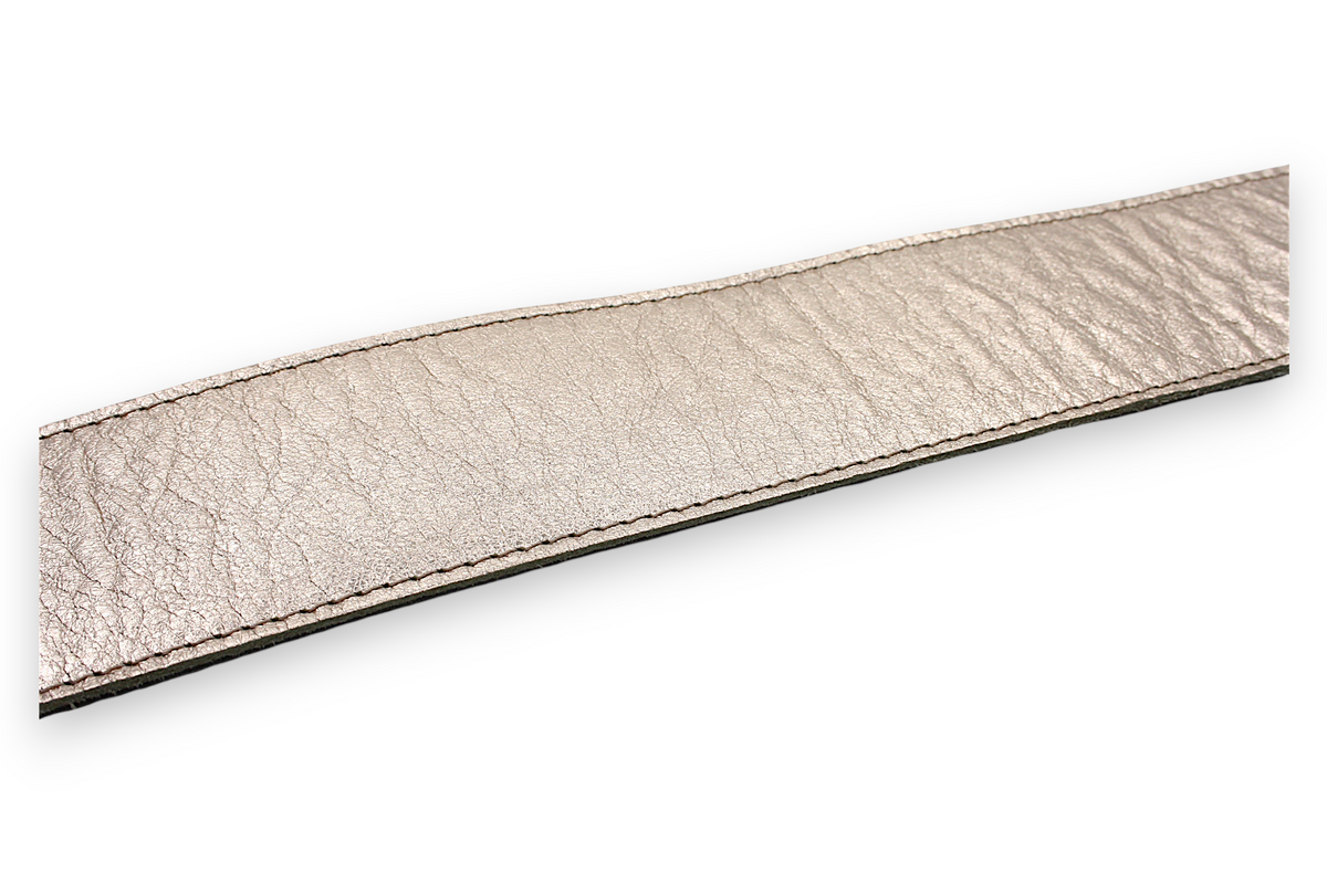 Afdelingriemen.nl luxe damesceintuur in metallic roségoud met verfijnde textuur en stikseldetails