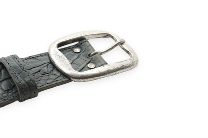Afdelingriemen.nl olijfgroene leren riem met krokodillenprint en een stoere zilverkleurige gesp met vintage finish