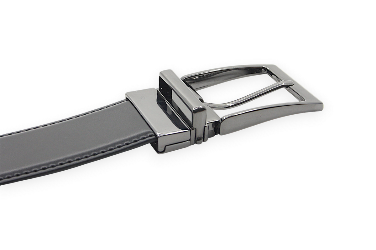 Afdelingriemen.nl omkeerbare herenriem van zwart kunstleer met een moderne donkere metalen gesp en stiksels