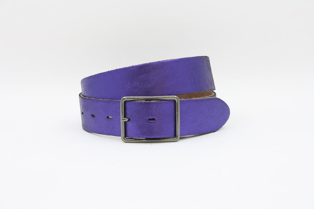Afdelingriemen.nl paarse leren damesriem met metallic finish en robuuste vierkante donkere metalen gesp