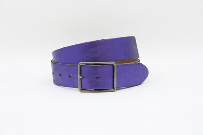 Afdelingriemen.nl paarse leren damesriem met metallic finish en robuuste vierkante donkere metalen gesp