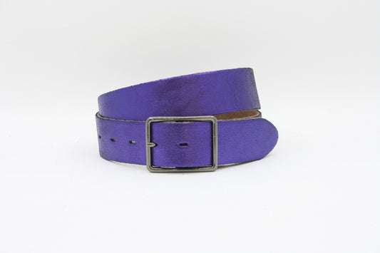 Afdelingriemen.nl paarse leren damesriem met metallic finish en robuuste vierkante donkere metalen gesp
