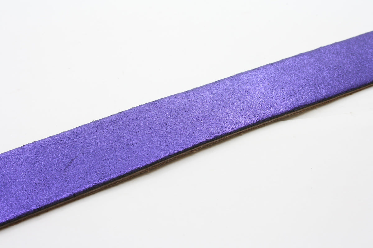Afdelingriemen.nl paarse leren damesriem met een opvallende metallic finish en een gladde textuur
