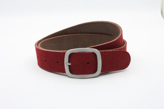 Afdelingriemen.nl dieprode suède riem met een zilverkleurige gesp en versterkte stiksels voor een luxe uitstraling.