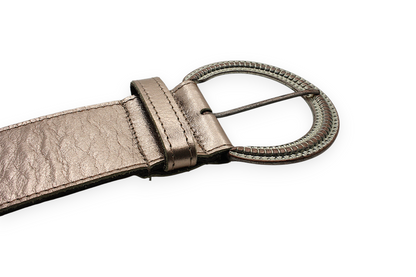 Afdelingriemen.nl luxe damesceintuur in metallic roségoud met een opvallende ronde gesp met gedetailleerd reliëf