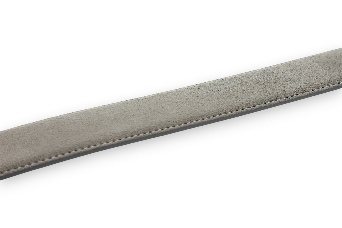 Afdelingriemen.nl luxe taupe suède herenriem met verfijnde stikselrand voor een elegante uitstraling.