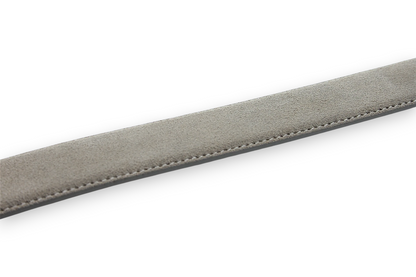 Afdelingriemen.nl luxe taupe suède herenriem met verfijnde stikselrand voor een elegante uitstraling.