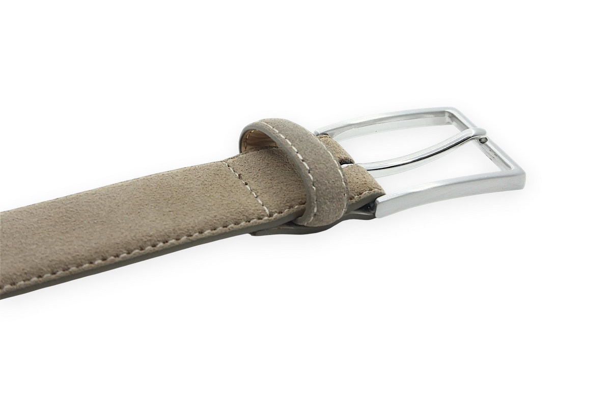 Afdelingriemen.nl luxe taupe suède herenriem met zilverkleurige gesp en verfijnde stikselrand
