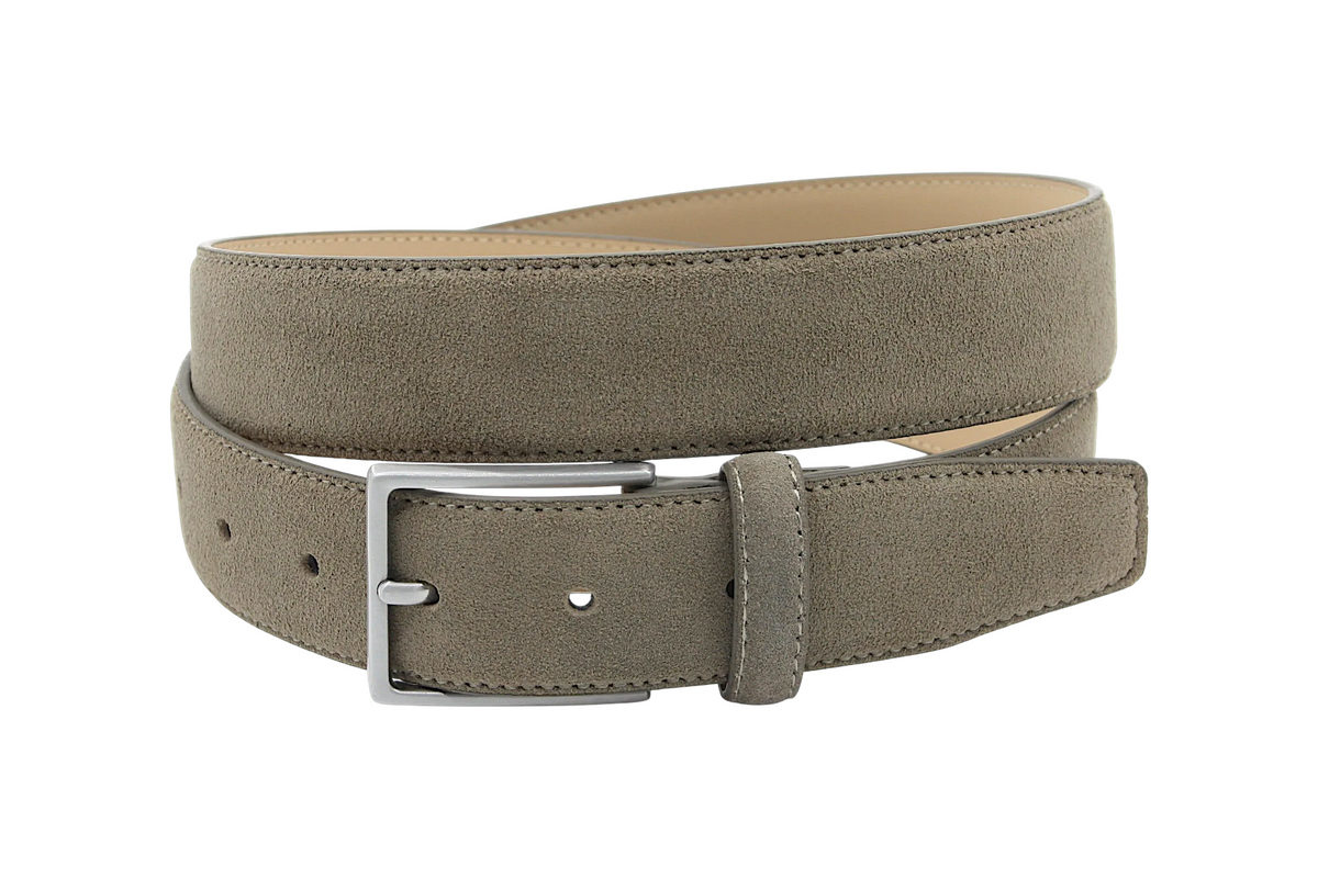 Afdelingriemen.nl luxe taupe suède herenriem met zilverkleurige gesp en verfijnde stikselrand