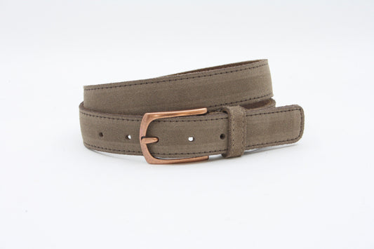 Afdelingriemen.nl luxe taupe suède riem met een opvallende koperkleurige gesp en verfijnde stiksels.