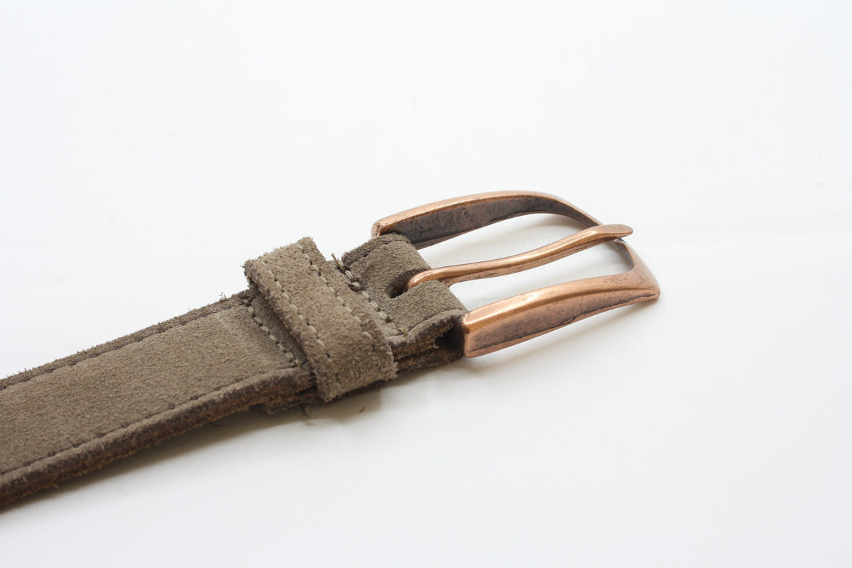 Afdelingriemen.nl luxe taupe suède riem met een opvallende koperkleurige gesp en verfijnde stiksels.