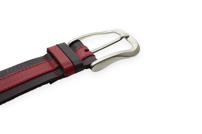 Afdelingriemen.nl luxe leren riem in donkerpaars met een rode strook en een zilverkleurige metalen gesp