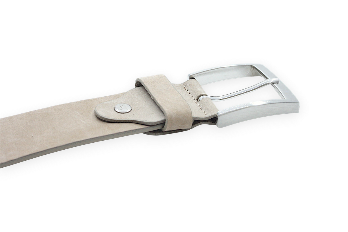 Afdelingriemen.nl luxe zandkleurige suède herenriem met een robuuste zilverkleurige metalen gesp.