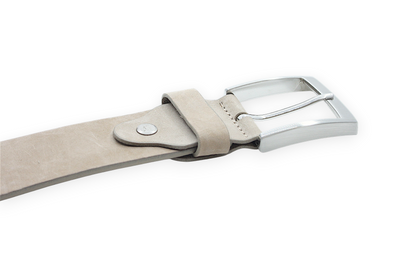 Afdelingriemen.nl luxe zandkleurige suède herenriem met een robuuste zilverkleurige metalen gesp.