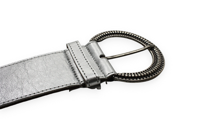 Afdelingriemen.nl luxe zilverkleurige damesceintuur met een ronde, gedetailleerde vintage gesp en strakke stiksels.