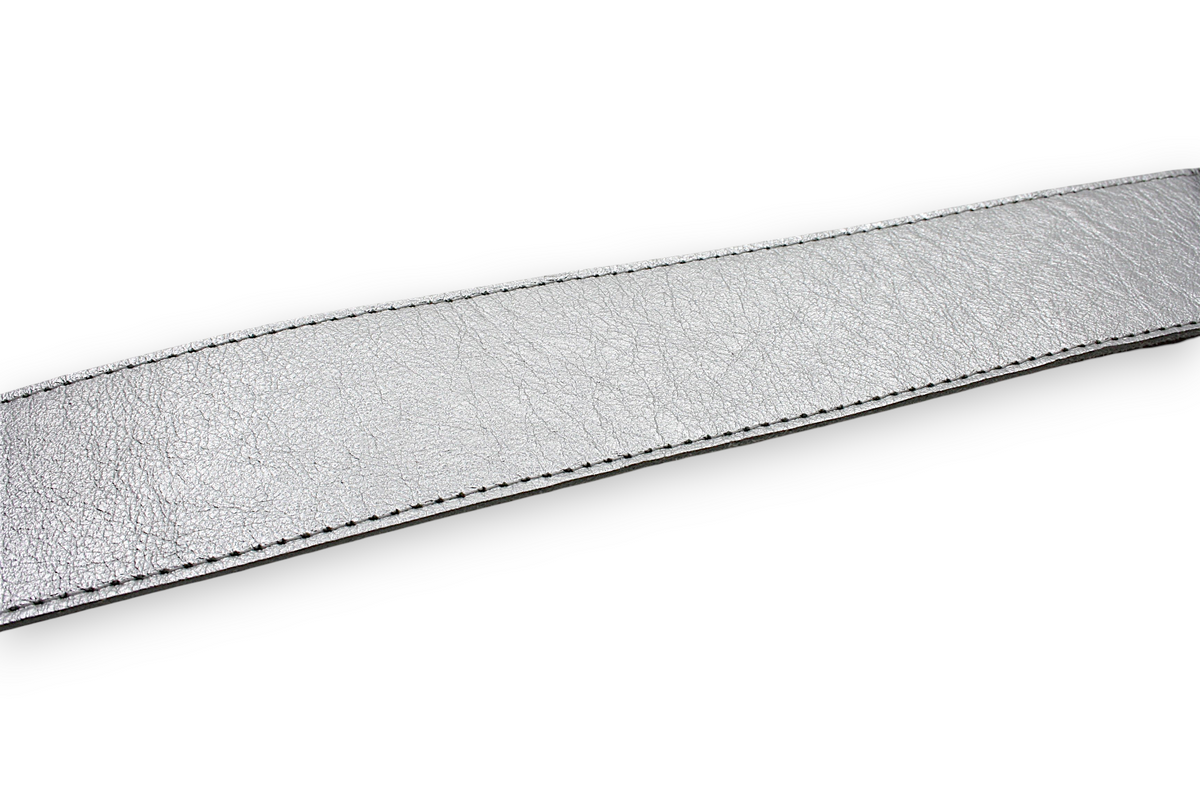 Afdelingriemen.nl luxe metallic zilverkleurige damesceintuur met strakke stiksels en een verfijnde afwerking