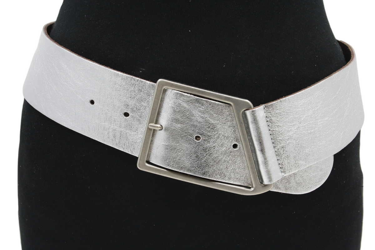Afdelingriemen.nl zilverkleurige damesriem met een unieke geometrische gesp en een stijlvolle metallic afwerking.