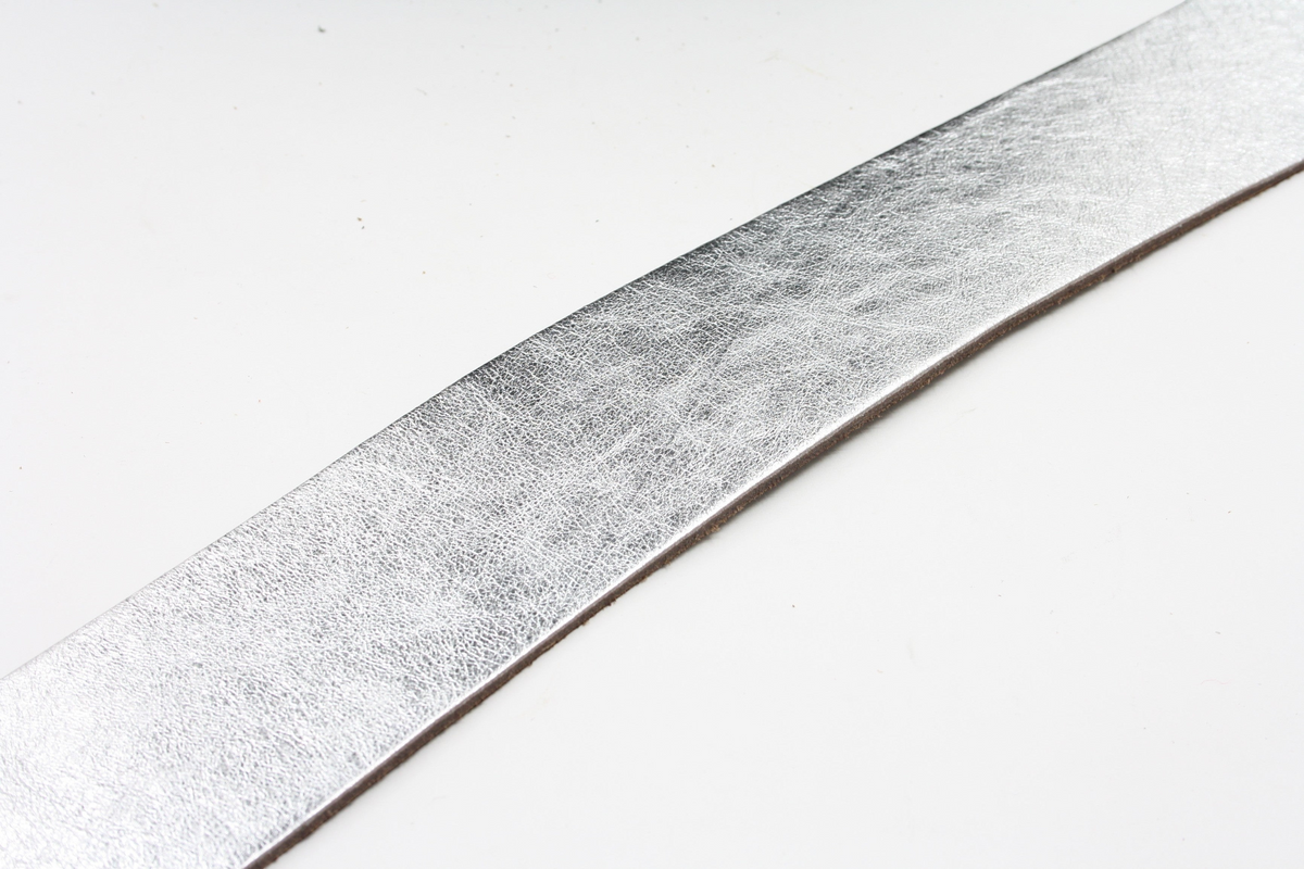 Afdelingriemen.nl zilverkleurige damesriem met een subtiele textuur en een luxe metallic afwerking