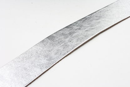 Afdelingriemen.nl zilverkleurige damesriem met een subtiele textuur en een luxe metallic afwerking