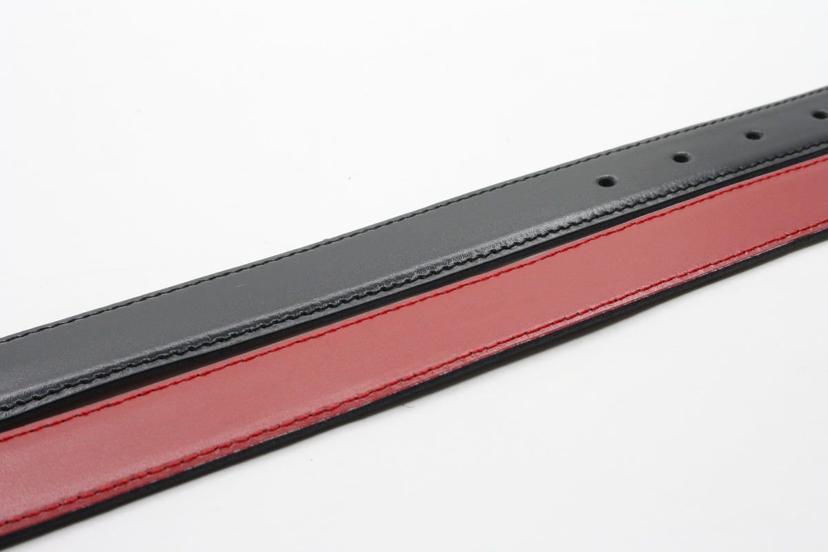 Afdelingriemen.nl luxe herenriem van zwart en rood leder met stiksels en gaatjes voor een verfijnde uitstraling