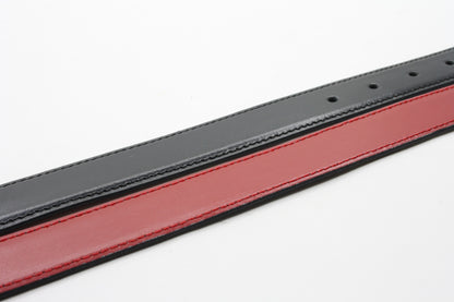 Afdelingriemen.nl luxe herenriem van zwart en rood leder met stiksels en gaatjes voor een verfijnde uitstraling