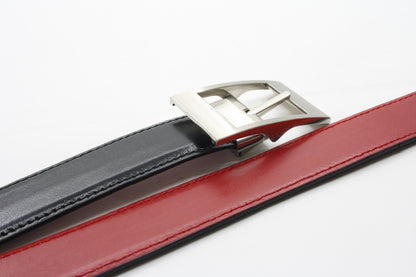 Afdelingriemen.nl luxe herenriem van zwart en rood leder met een zilverkleurige gesp en strakke stiksels.