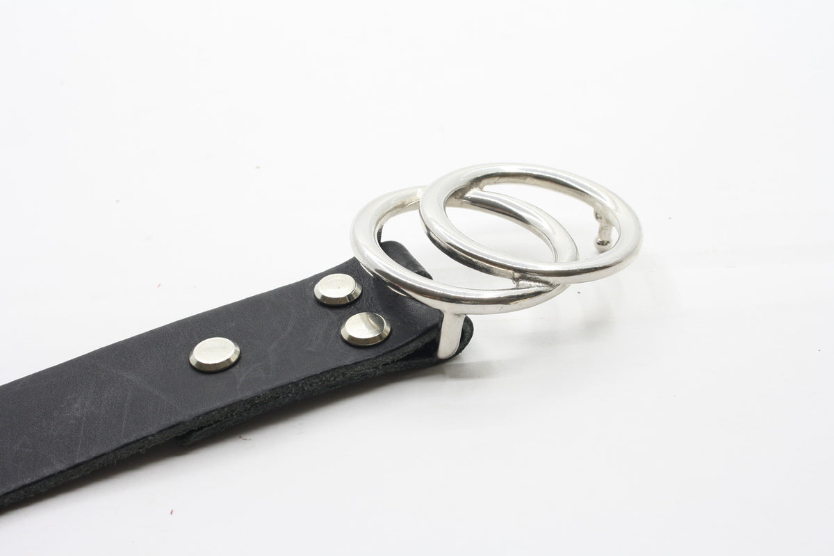 Afdelingriemen.nl zwarte leren damesriem met opvallende dubbele zilverkleurige ringgesp en metalen klinknagels
