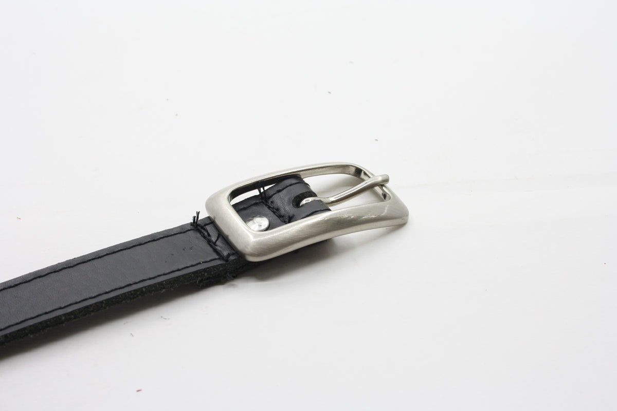 Afdelingriemen.nl klassieke zwarte leren damesriem met een zilverkleurige geborstelde gesp en subtiele stiksels.
