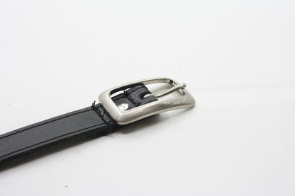 Afdelingriemen.nl klassieke zwarte leren damesriem met een zilverkleurige geborstelde gesp en subtiele stiksels.
