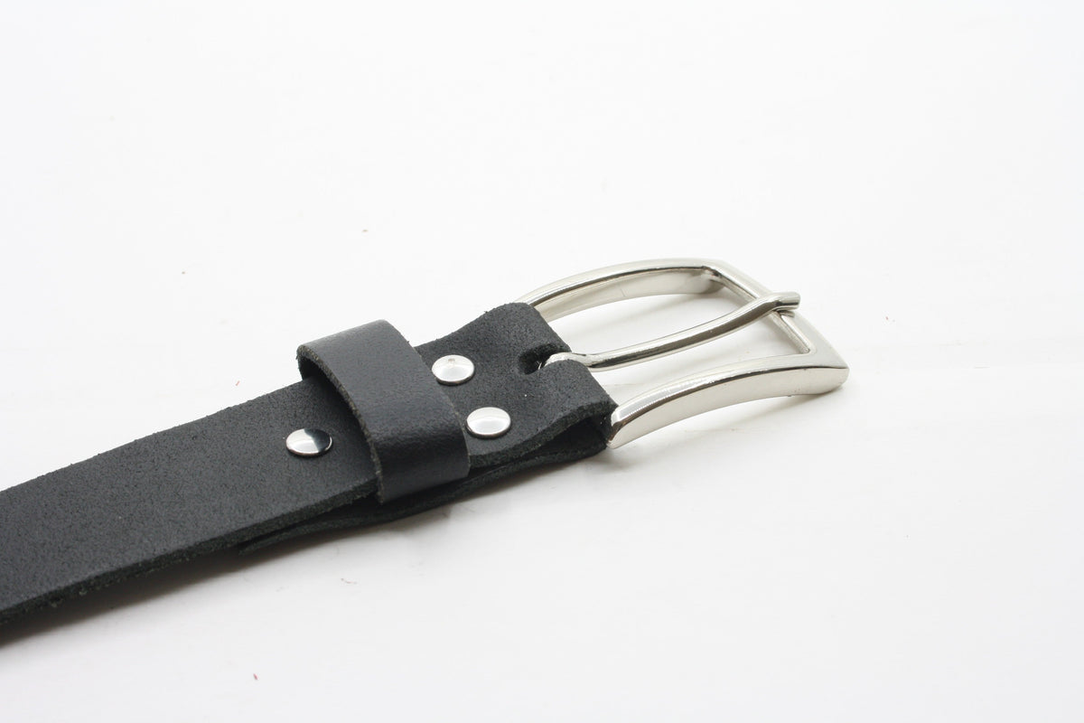 Afdelingriemen.nl zwarte leren herenriem met zilverkleurige metalen gesp en klinknagels op een witte achtergrond
