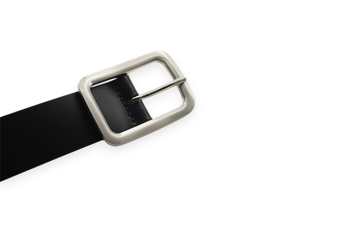 Afdelingriemen.nl zwarte leren riem met een opvallende rechthoekige zilverkleurige metalen gesp