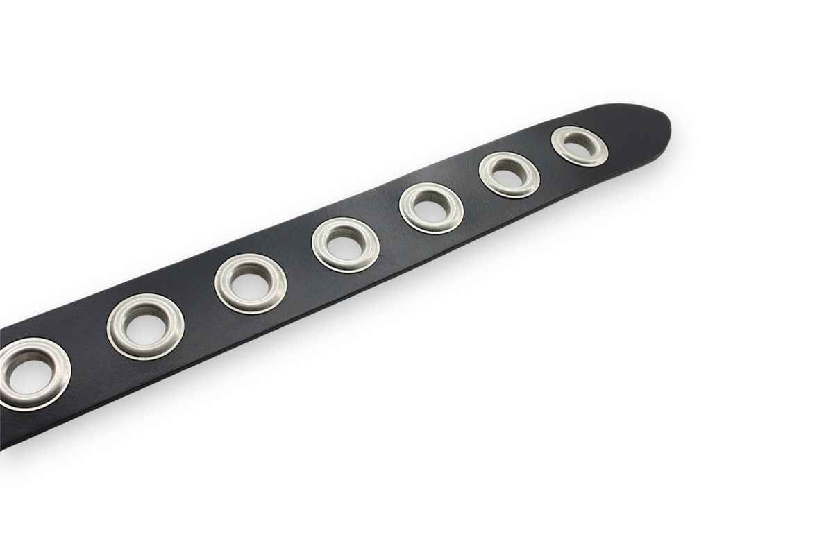 Afdelingriemen.nl zwarte leren riem met zilverkleurige metalen oogjes voor een stoere en edgy uitstraling