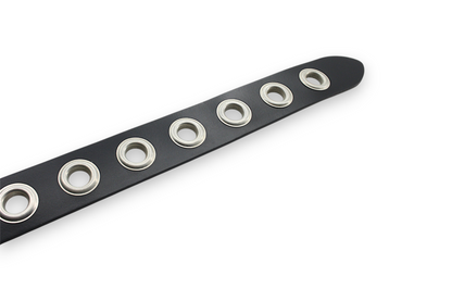 Afdelingriemen.nl zwarte leren riem met zilverkleurige metalen oogjes voor een stoere en edgy uitstraling