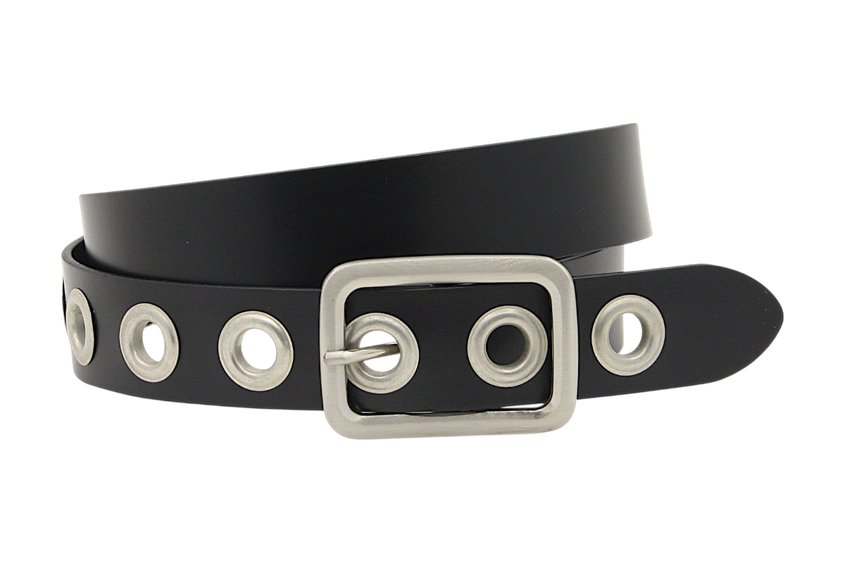 Afdelingriemen.nl zwarte leren riem met zilverkleurige metalen oogjes en een rechthoekige gesp.
