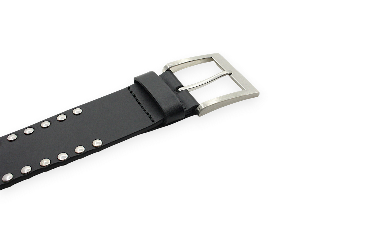 Afdelingriemen.nl zwarte leren riem met zilverkleurige studs en een robuuste metalen gesp op een witte achtergrond