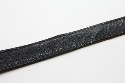 Afdelingriemen.nl zwarte leren riem met een unieke glanzende textuur en stevige stiksels voor een elegante look.