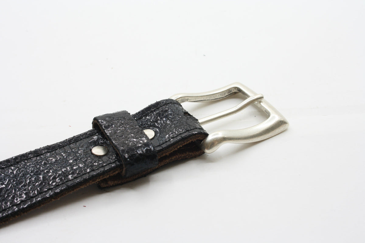 Afdelingriemen.nl zwarte leren riem met glanzende textuur en zilverkleurige gesp voor een tijdloze uitstraling.