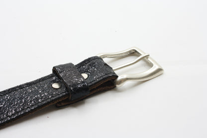 Afdelingriemen.nl zwarte leren riem met glanzende textuur en zilverkleurige gesp voor een tijdloze uitstraling.