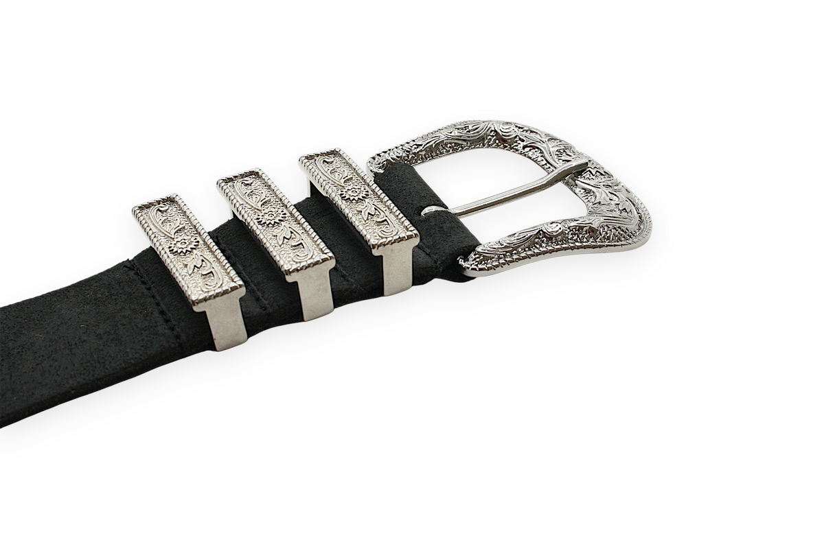 Afdelingriemen.nl zwarte suède riem in westernstijl met zilverkleurige gegraveerde gesp en metalen details
