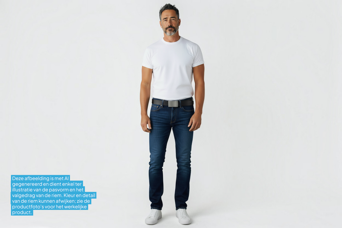 Man draagt een zwarte Afdelingriemen.nl herenriem met een zilverkleurige automatische gesp bij een jeans en wit shirt.