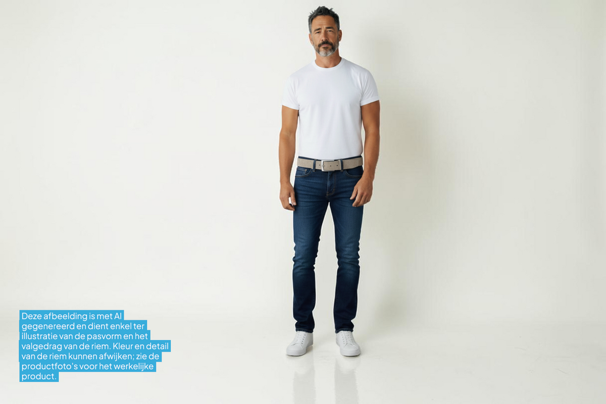 Afdelingriemen.nl zandkleurige suède herenriem met zilveren gesp gedragen door een man in jeans en wit t-shirt