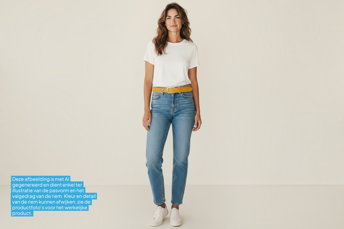 Afdelingriemen.nl okergele damesriem van haar-op-leer met goudkleurige gesp gedragen door een vrouw in jeans en wit shirt