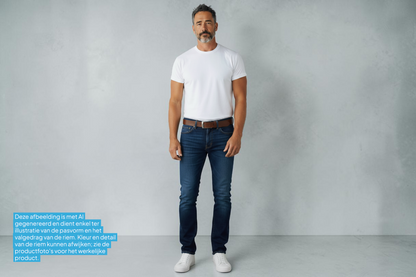 Man draagt een bruine leren Afdelingriemen.nl herenriem met zilveren gesp bij een jeans en wit t-shirt